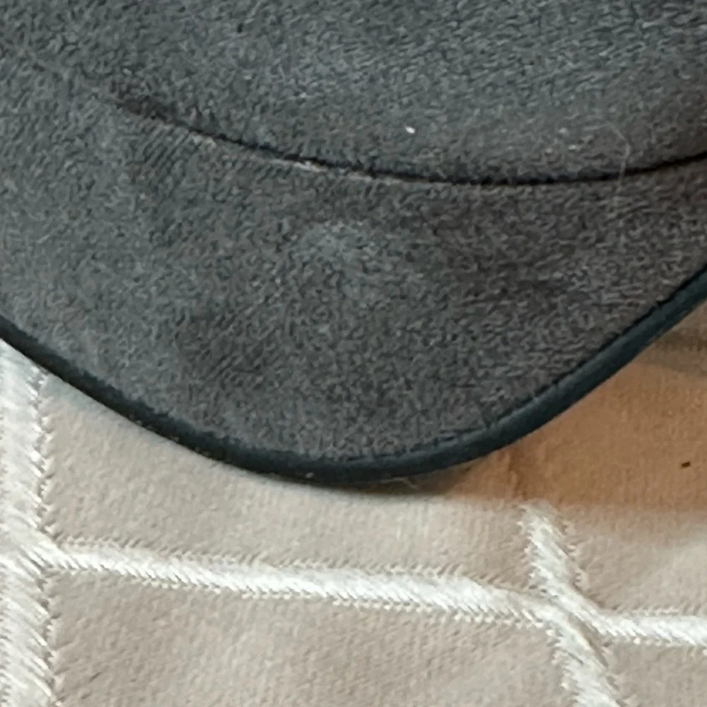 Beautiful Aldo Grey Suede Platform Heels with Gold Metal Accents, Size 9 - Picture 13 of 15